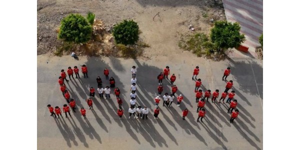 Valmistumisjuhlat päällään Mohamed Salah pelipaita